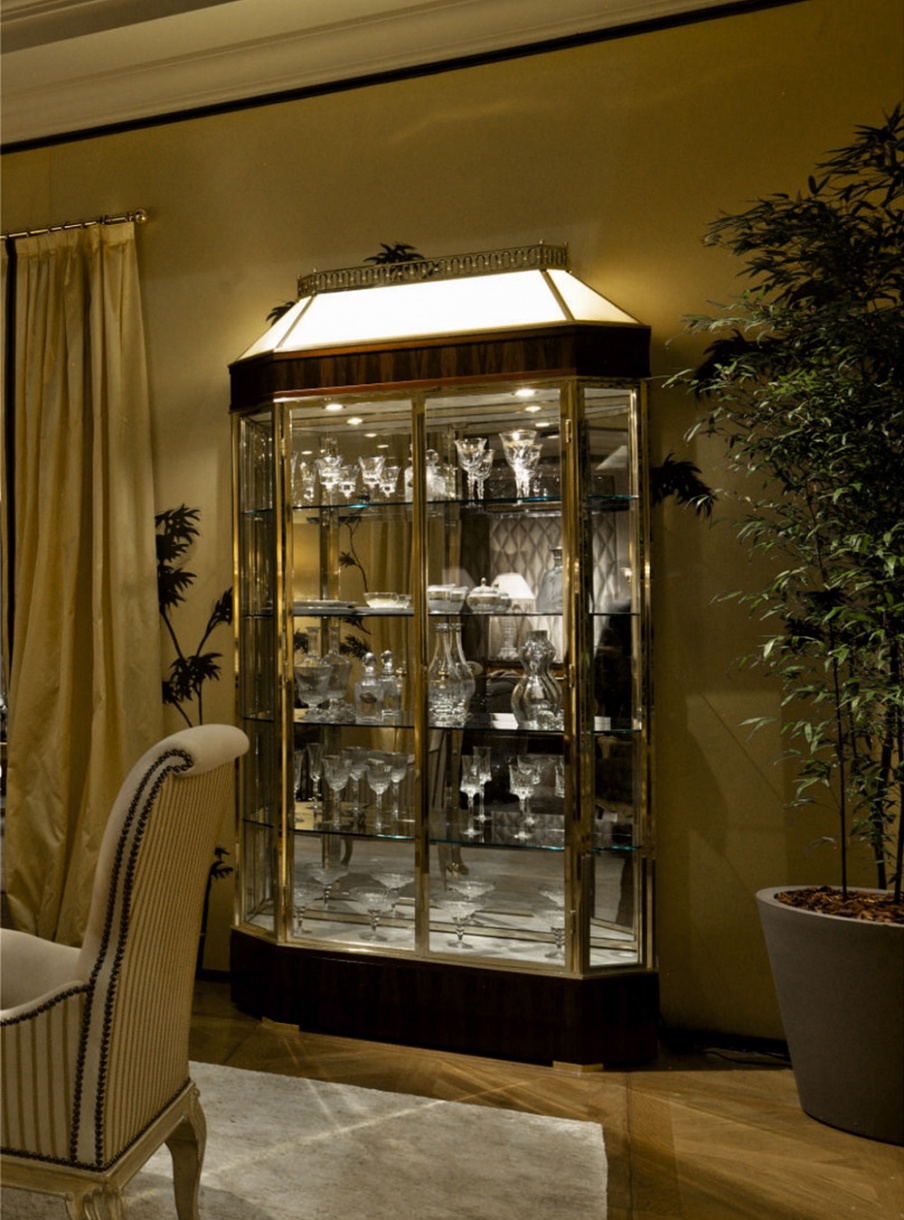 Showcase in the finish of brass and maple, Provasi