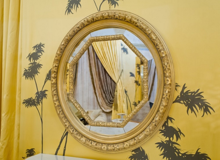 The round mirror in carved frame, Provasi