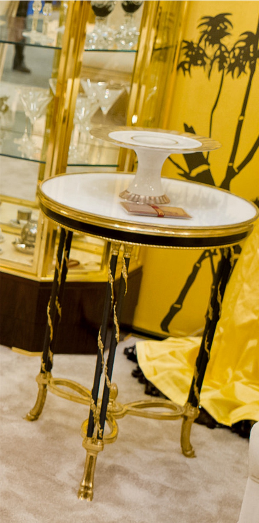 Pridivannogo table brass, Provasi