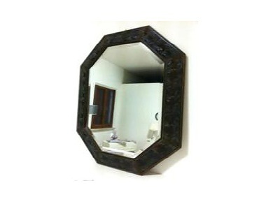 The mirror in the frame, Avenanti