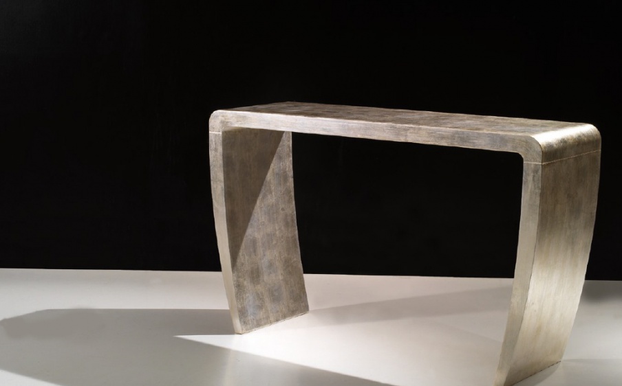 The console is rectangular, Spini 