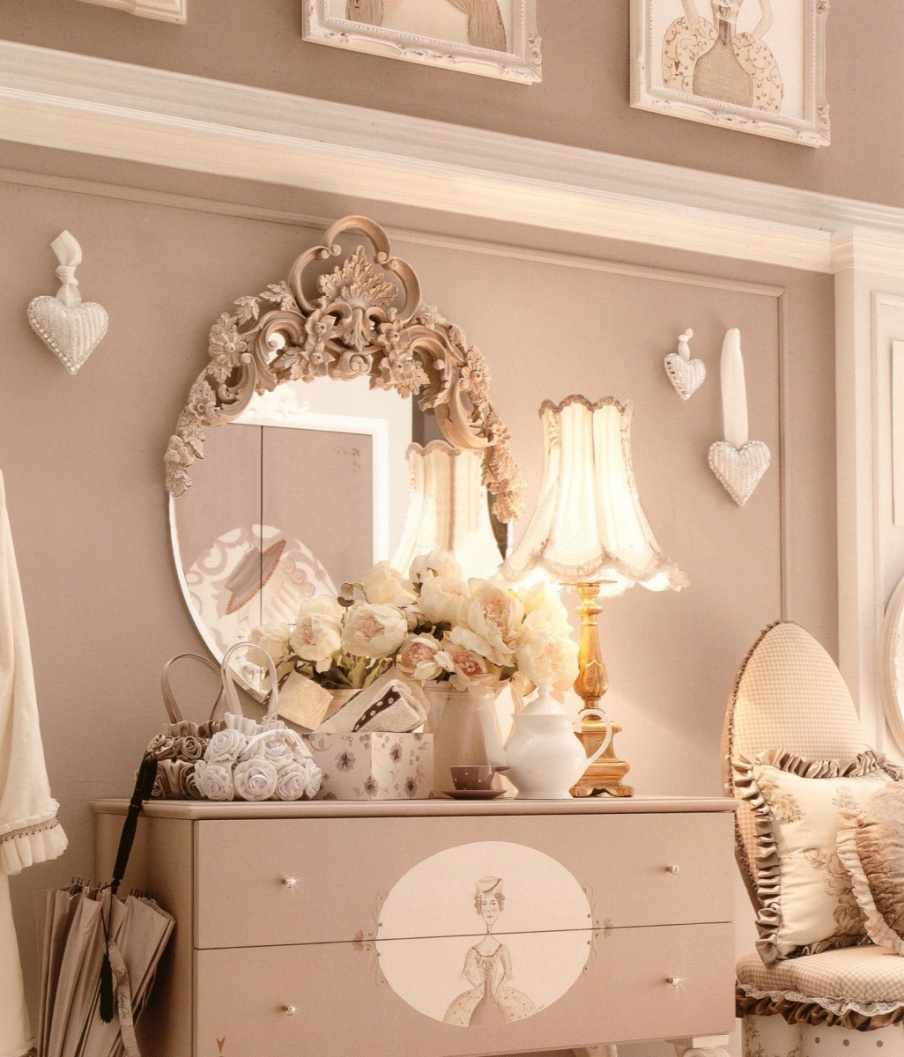 The mirror of oval form, AltaModa