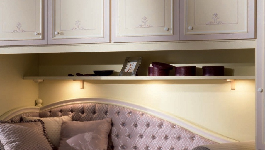Shelf with lighting below the upper cabinets Tania, Pellegatta