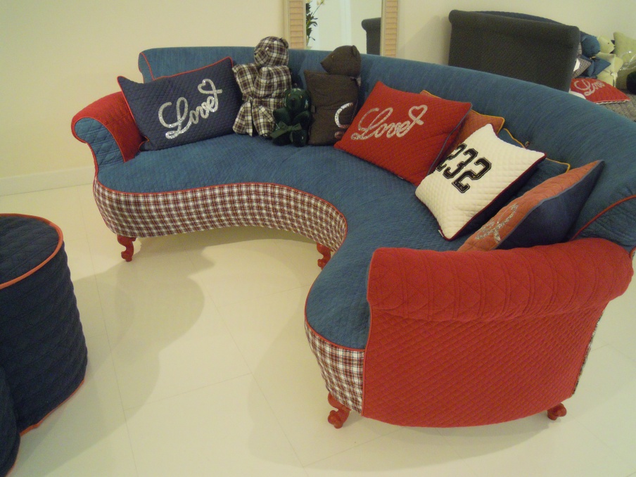 The semicircular sofa in blue and red upholstery textile Fagiolo, Halley