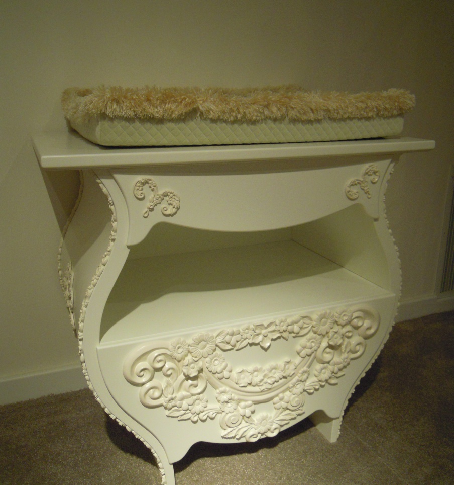 A small chest of drawers with floral ornament on the facade, Halley