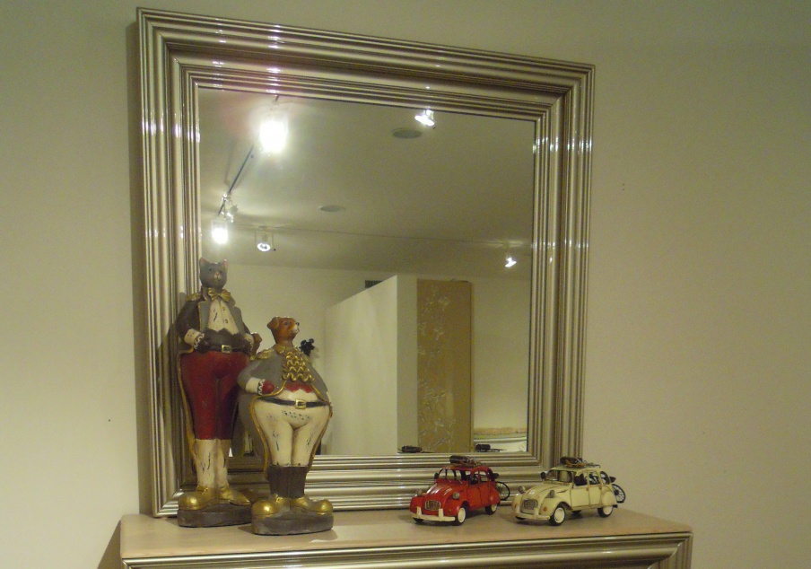 A mirror in a frame Maschile, Halley