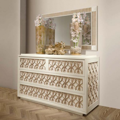 A chest of drawers 533