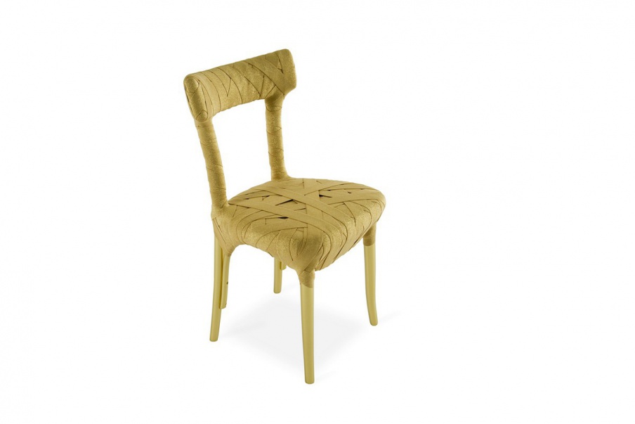 The chair is upholstered in polyester mummy Mummy, Edra