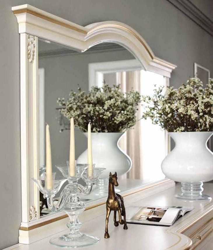 The mirror in the classic style of Vivaldi, Maronese