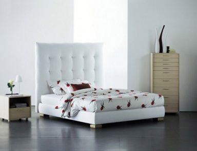 Double bed on the aluminum frame of Favignana, Flou