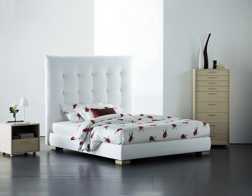 Double bed on the aluminum frame of Favignana, Flou