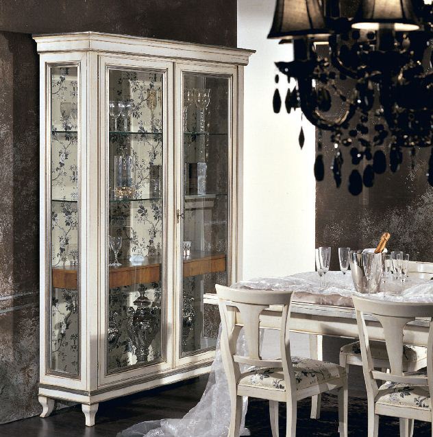 Showcase on figured legs with two doors Armonie, Arve Style