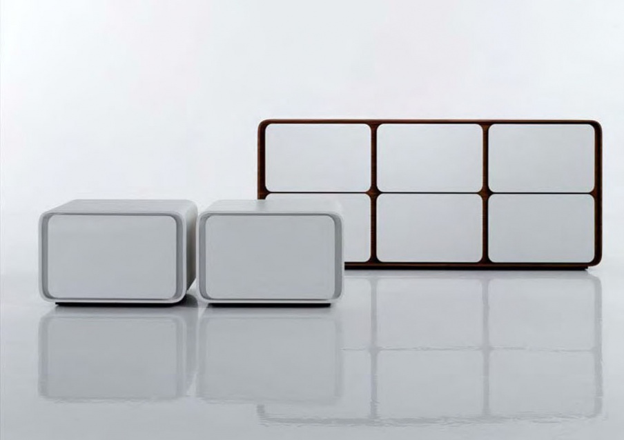 A chest of drawers made of solid wood, Traccia - features tisettanta furnishings