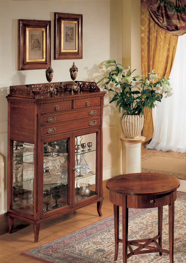 Showcase 2-x wing with hand-carved Tiepolo, Arve Style