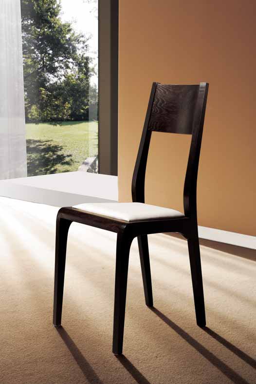 A chair in the shade moka lacquer Sogni, Arve Style