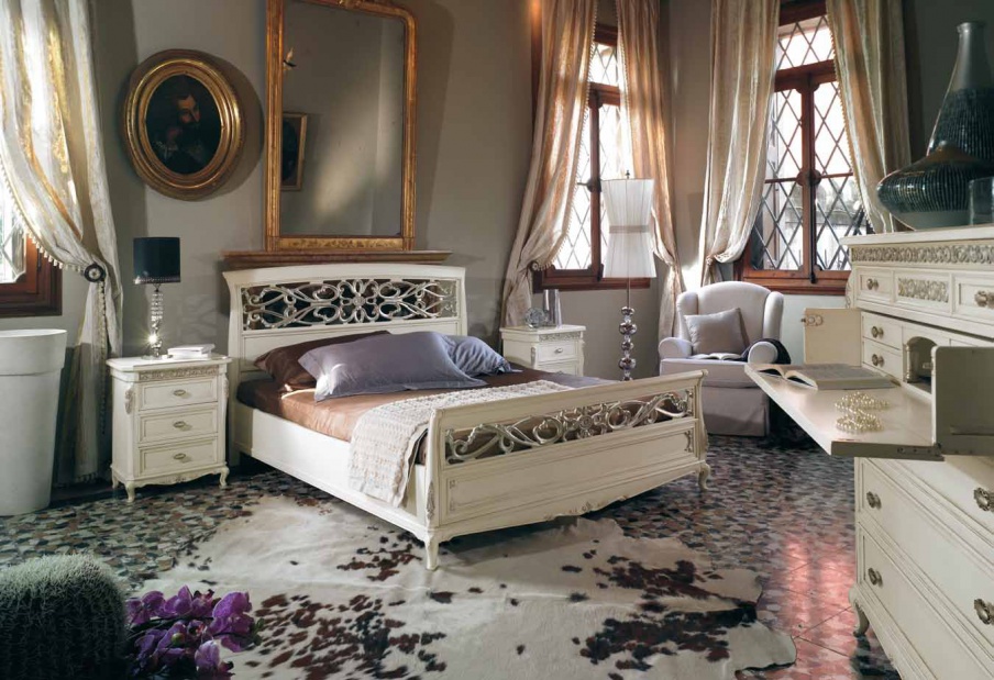 Bed in white lacquer with carvings in the silver Villa, Arve Style