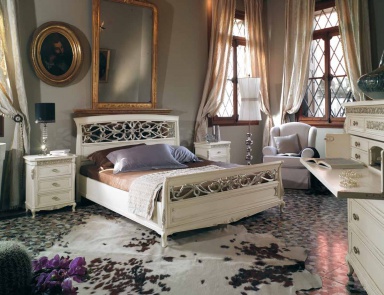 Nightstand in white lacquer with carvings in the silver Villa, Arve Style