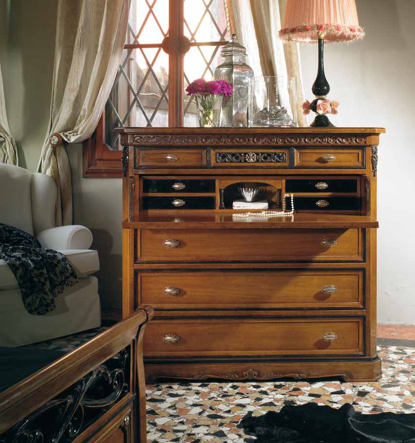 Chest of drawers in walnut veneer on the basis of the Villa, Arve Style