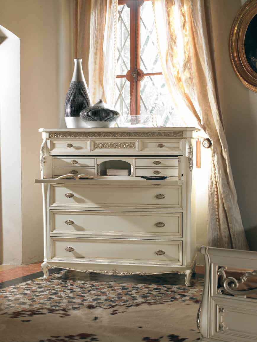 A chest of drawers in white matte lacquer on carved legs Villa, Arve Style