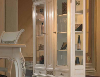Showcase in white lacquer on carved legs Villa, Arve Style