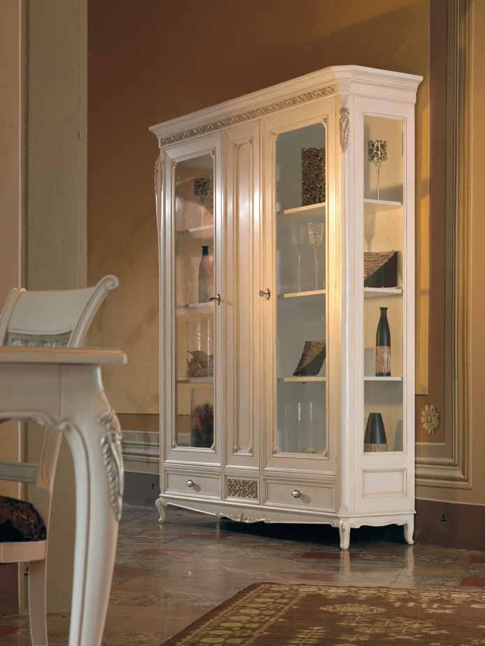 Showcase in white lacquer on carved legs Villa, Arve Style