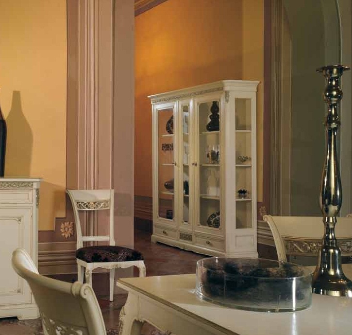 Showcase in white lacquer on a massive basis Villa, Arve Style