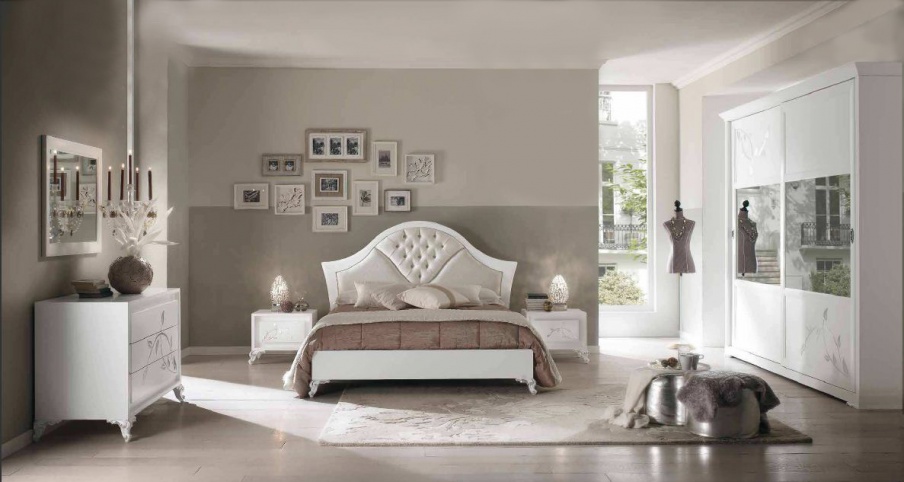 Bedroom set in white lacquer with painted Camelia, Arve Style