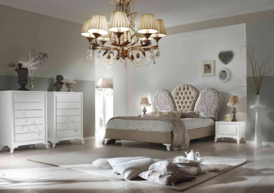 Bedroom set in white lacquer with carvings Camelia, Arve Style