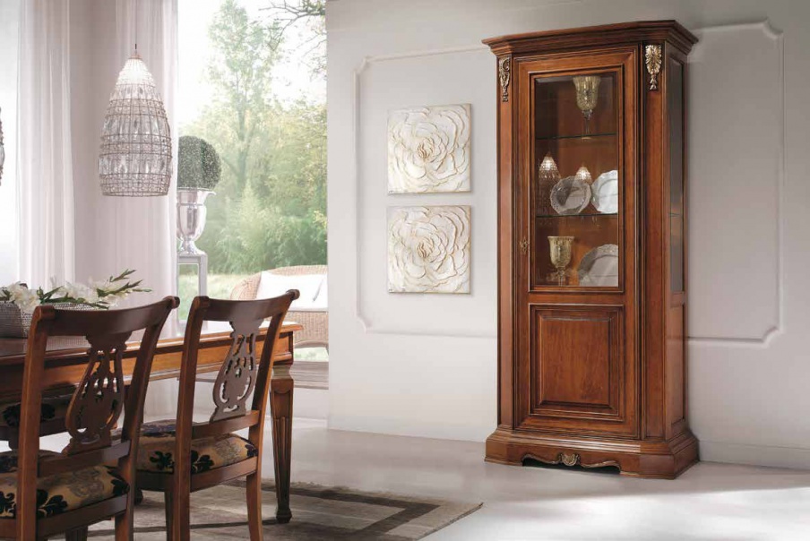 Showcase single-leaf with carved decoration Vivre Lux, Arve Style
