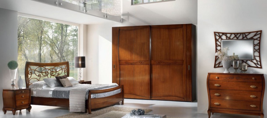 Set for bedroom in veneer of walnut with gilt fittings Mir?, Arve Style