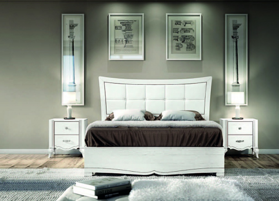 The bed is white with a silver patina finish with headboard in leather Chantal, Arve Style