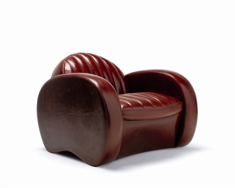 The chair frame is made of solid poplar and beech upholstered in leather Botero, Mascheroni