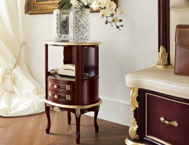 The curbstone under phone, Modenese Gastone