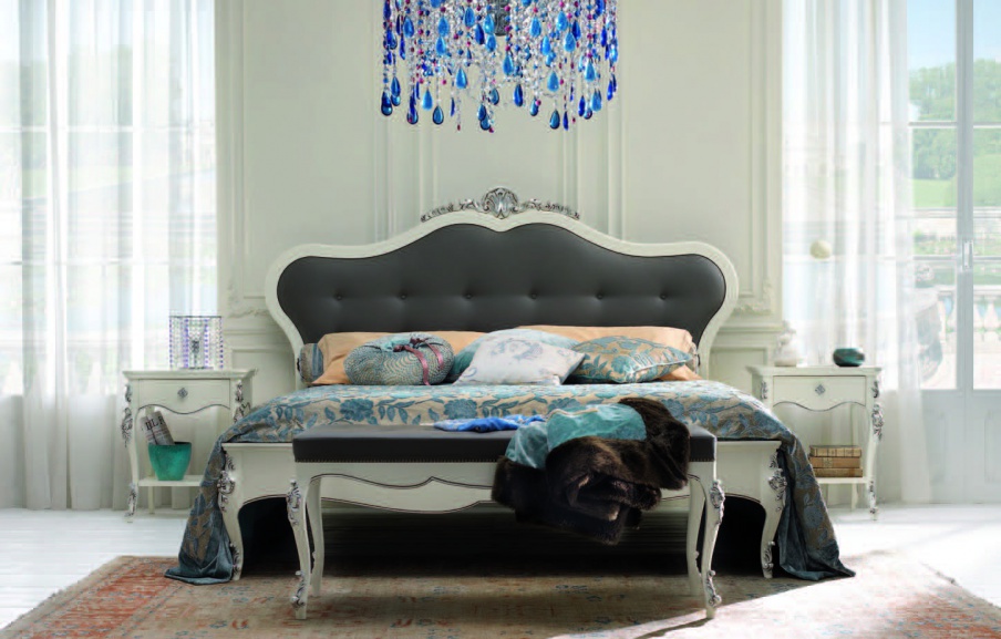 Set for bedroom in white lacquer, CACO-leather and silver Venere, Arve Style