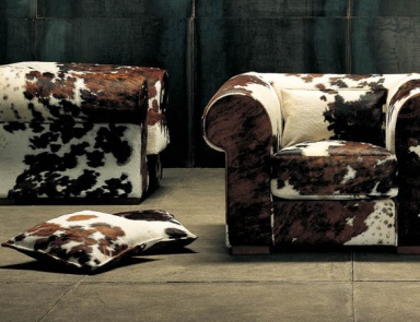 A chair with large rounded armrests, PICCADILLY - Valdichienti