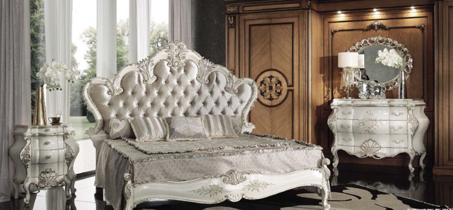 Bedroom set in white lacquer with carvings in silver Marie Claire, Arve Style