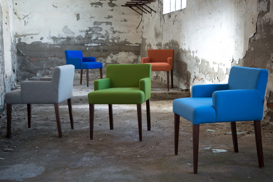 Padded chair with armrests Zada, Domingo Salotti