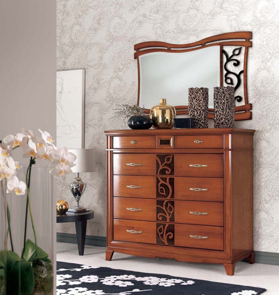 A chest of drawers with carved pattern on the facade, Mirandola Export