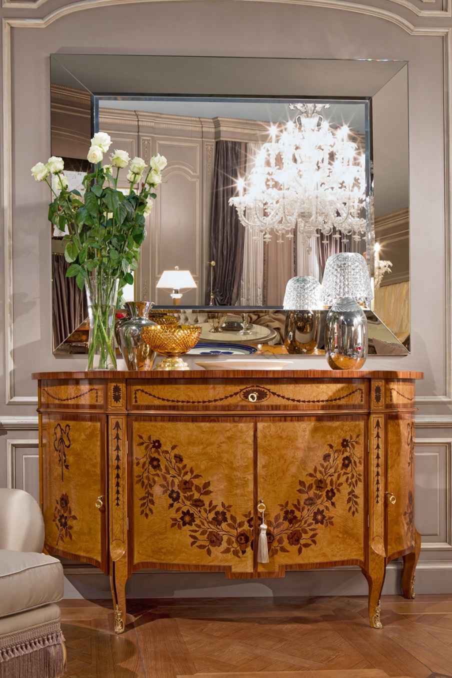 A chest of drawers on high legs, Medea