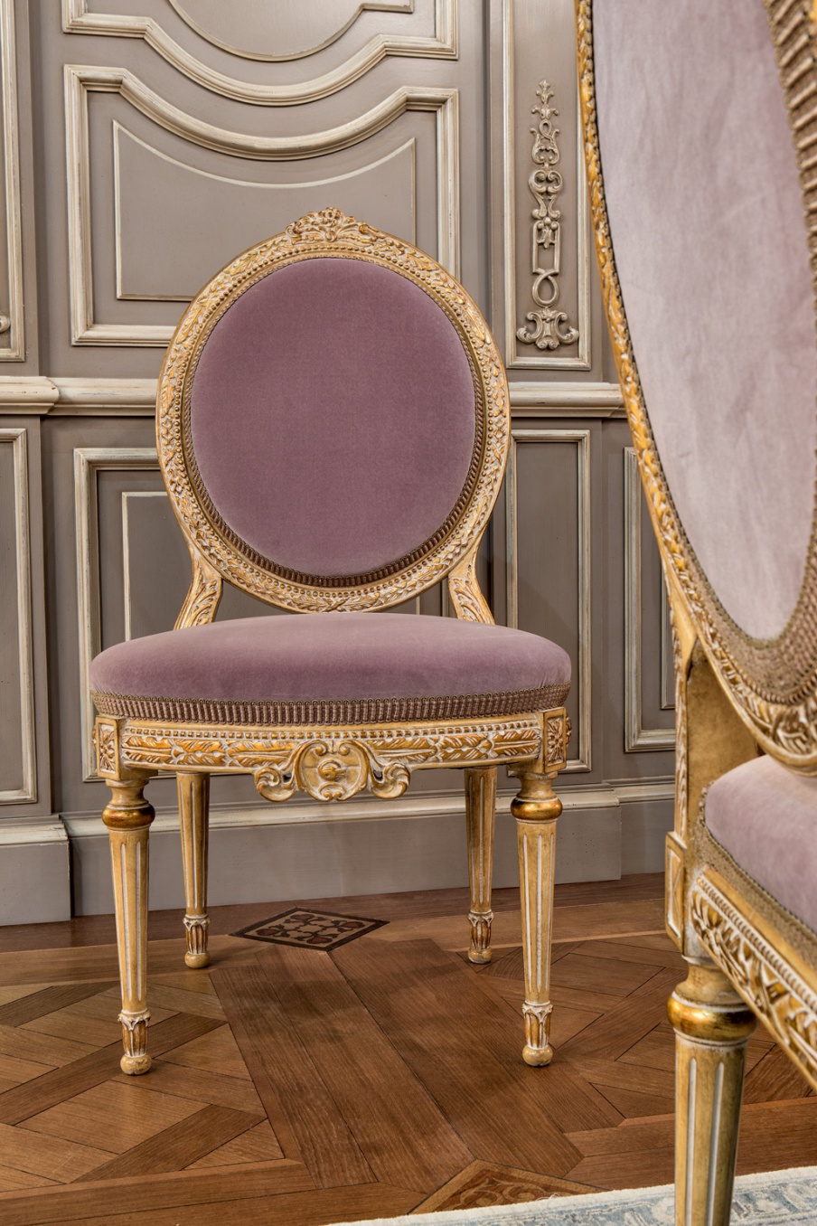 Chair with round back, Medea