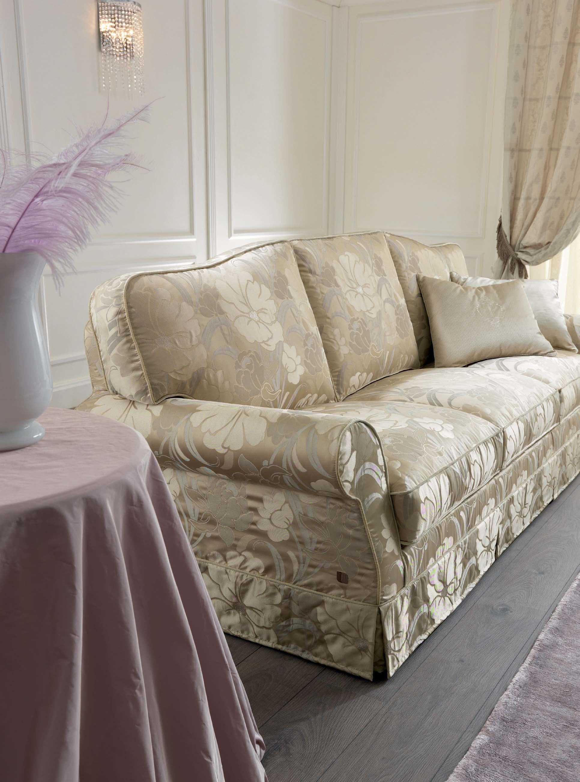 The fourseater sofa in solid wood in the textile Mauritius, Tosconova