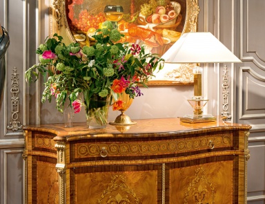 A chest of drawers on legs curly, Medea