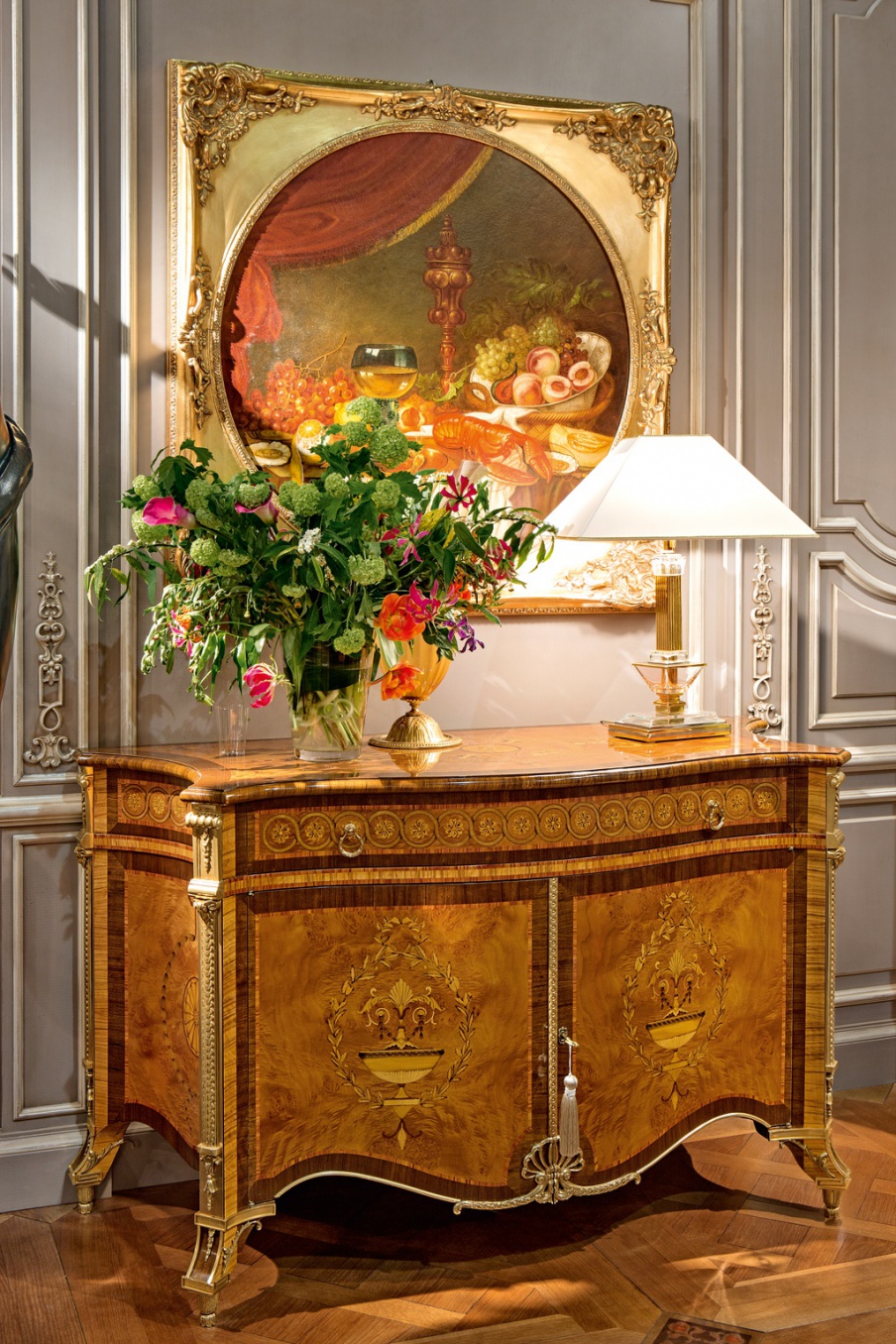 A chest of drawers on legs curly, Medea