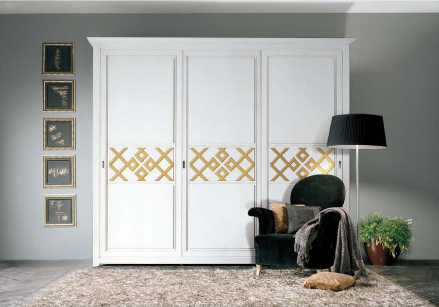 Wardrobe with carved gold pattern, Mirandola Export