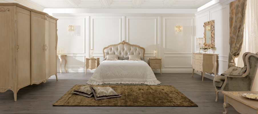 Bedroom set with carved decoration in gilt Vienna, Tosconova