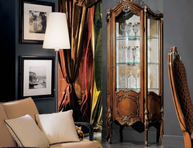 Showcase on carved decorative legs, Mirandola Export