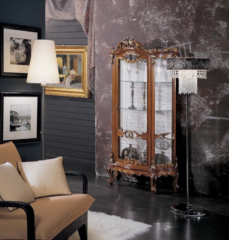 Showcase with carved frame, Mirandola Export