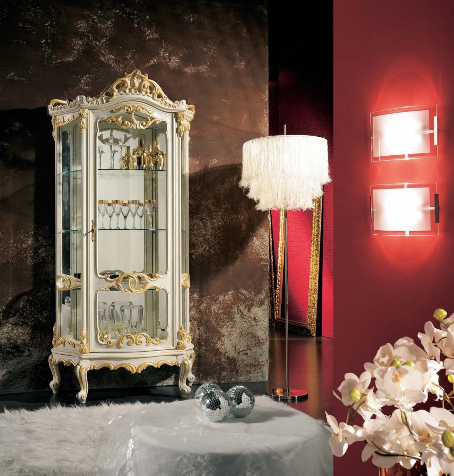 Showcase with gold trim, Mirandola Export