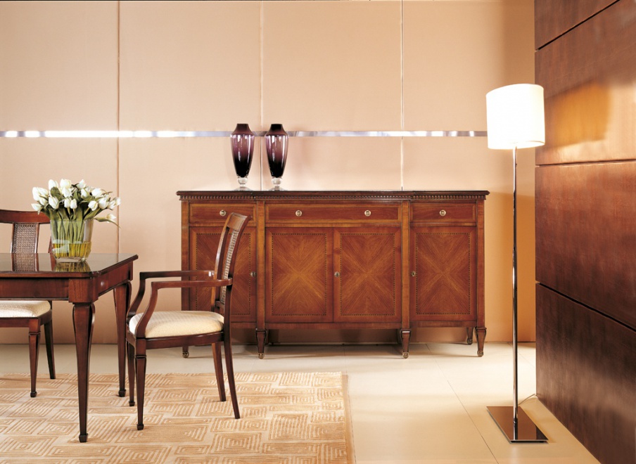 A chest of drawers on high legs, Medea