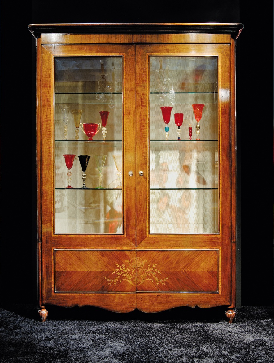 Showcase with hinged door, Medea